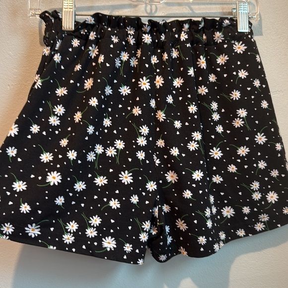 Full Circle Trends with Love medium daisy shorts soft with tie - Picture 1 of 8